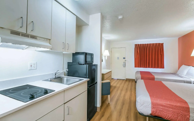 Motel 6 Dothan, AL