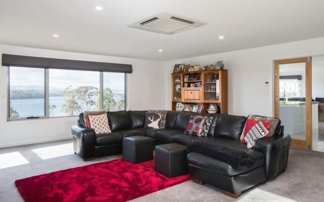 Paradise Point - Tamar Valley Residence with Pool