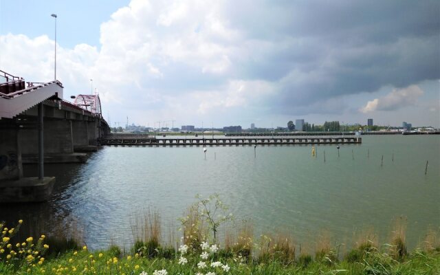 Houseboat Schellingwouderdijk