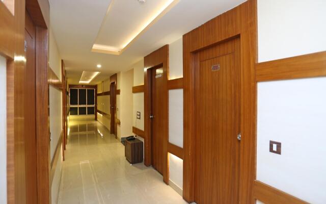 OYO 28336 Hotel Girish