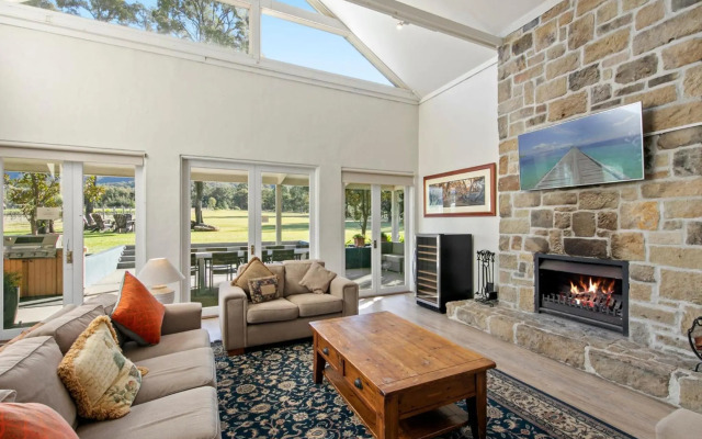 Brokenback Vineyard Luxe Homestead at Oakvale Wines