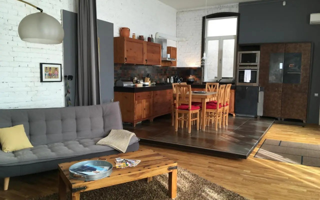 Cozy Loft at Opera