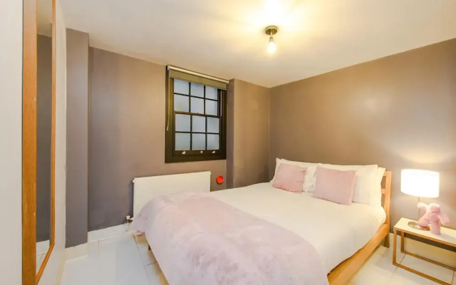 Central Cove - Fitzrovia - by Frankie Says