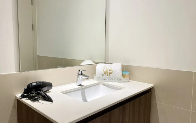 Marco Polo - Lofty Apt with Balcony Near Dubai Hills Mall