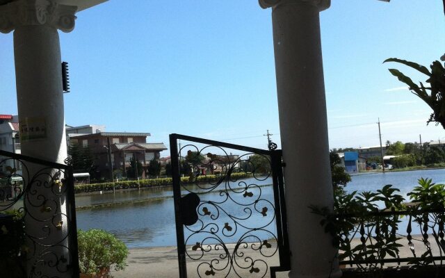 Four Seasons B & B