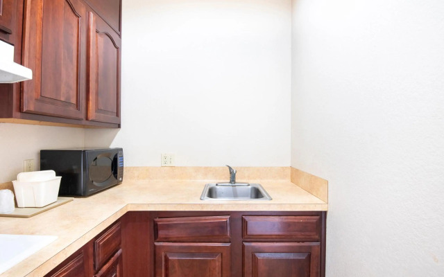 OYO Townhouse Clute Lake Jackson
