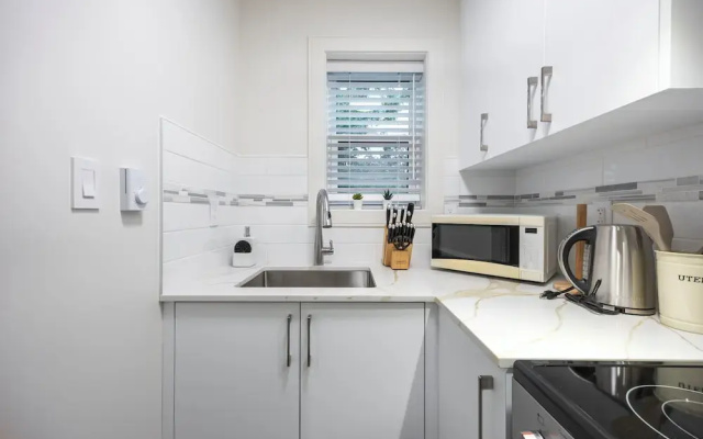 Sunny 1BR Detached Suite