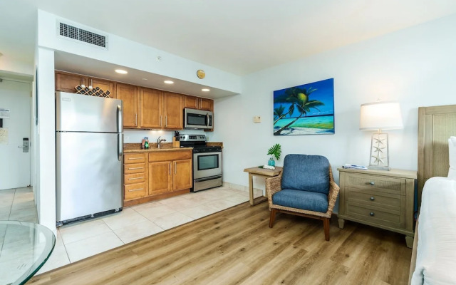 Royal Kahana 702 Studio Bedroom Condo by RedAwning