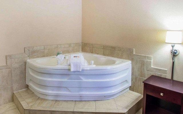 Quality Inn & Suites Peoria North