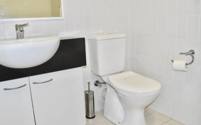 Convenient City Apartment with Pool Gym and Tennis Court