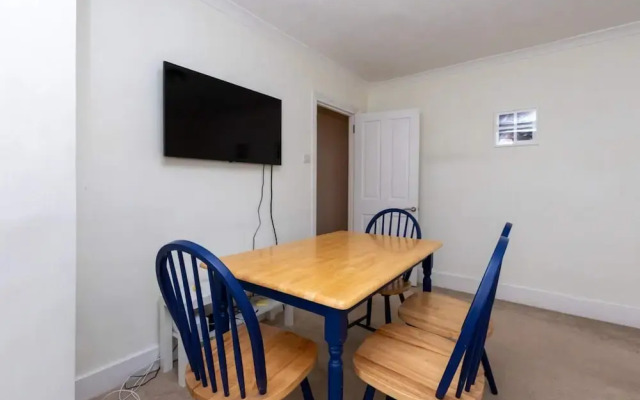 Spacious 1BD Flat w/ Garden - Hammersmith!
