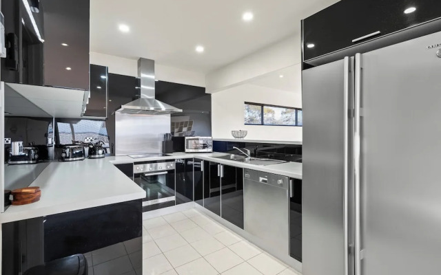 Tranquil Tranmere- City Views- 3 Bedroom
