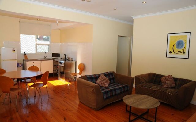 Glenelg Holiday Apartments-Ellis