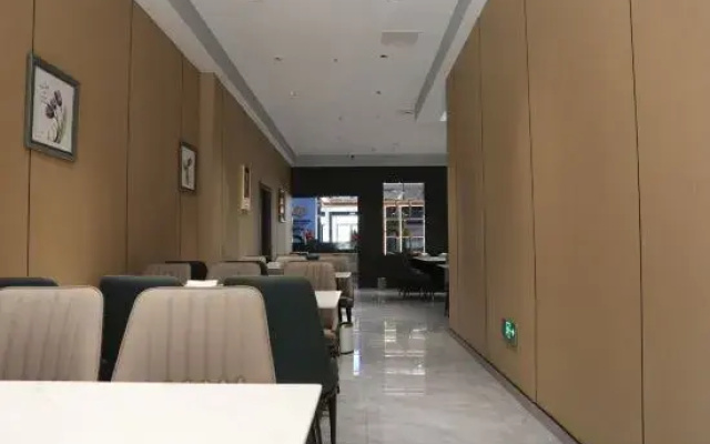 Kanas Intelligent Hotel (Liangping South High-speed Railway Station)
