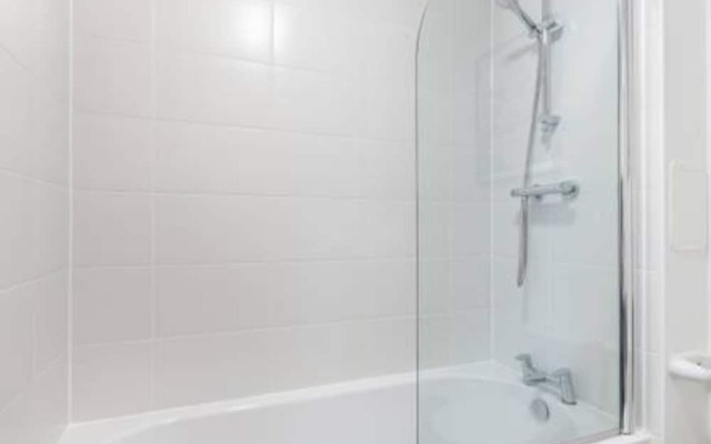 Modern 2 Bedroom Property in Stylish Complex