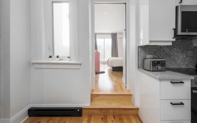 Downtown Luxe - Parking, Metro, King Bed, Sleeps 6