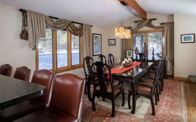 Royal Tiger Lodge (Private Home with Hot Tub)