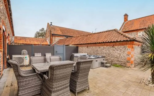 Host Stay Rogues Barn