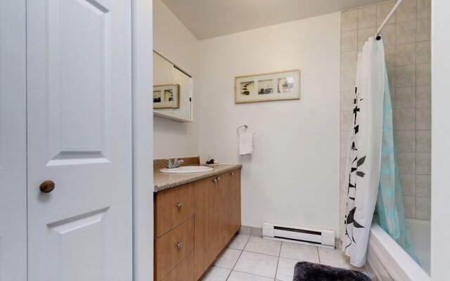Large three bedroom next to the Bell Center by Hometrotting