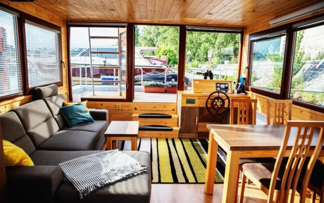 Houseboat Bonanza Prague