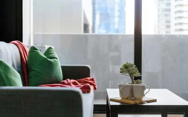 2BR Apt Next to Melbourne Central With City Views