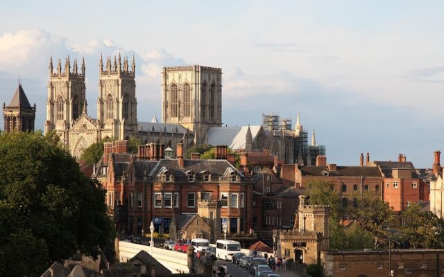 The Clifford Gathering - Sleeps Up To 10