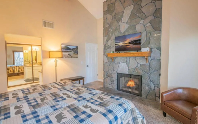 Viking Bear Lair Lakefront Condo