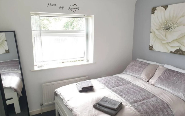 Sleeps 6, Guests&contractors, Wi-fi, Free Parking