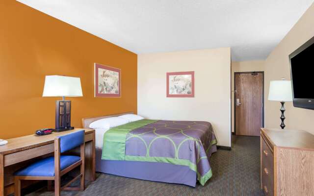 Super 8 by Wyndham Charlotte/Amusement Park Area