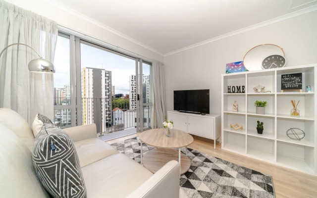 Warm & Cosy Two-Bedroom Apartment in CBD