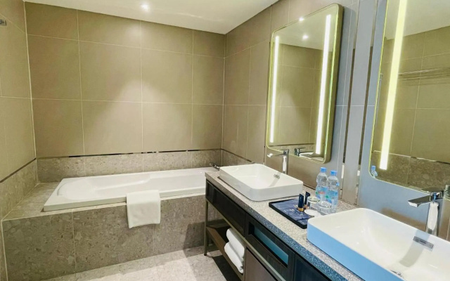 Grand Anara Airport Hotel - Image 6
