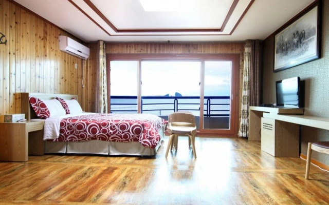 Seogwipo Hyeongjebawibada Pension
