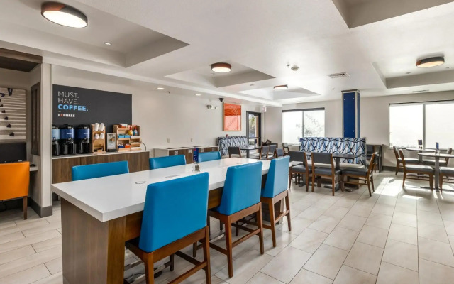 Holiday Inn Express Hotel & Suites Vancouver Mall by IHG