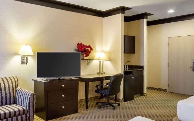 Quality Inn & Suites Oakwood Village - Cleveland South