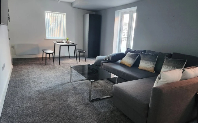 Derby City Centre Apartment With Roof Top Hot Tub