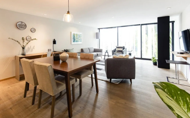 Executive 1BR Oasis With Kitchen & Private Balcony