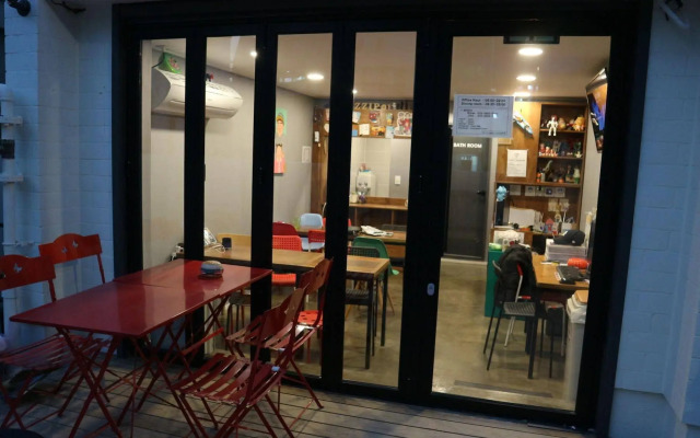 Zzzip Guest House - Hostel