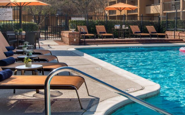 Courtyard by Marriott Addison Midway