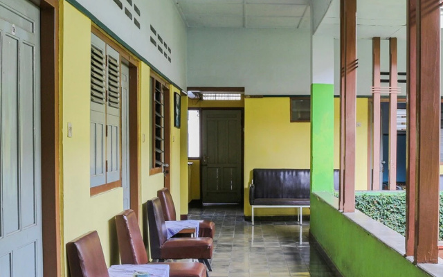 Hotel Budi Famili 1 by OYO Rooms