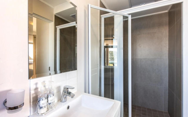 uSHAKA WATERFRONT - SPACIOUS SUBLIME STUNNER