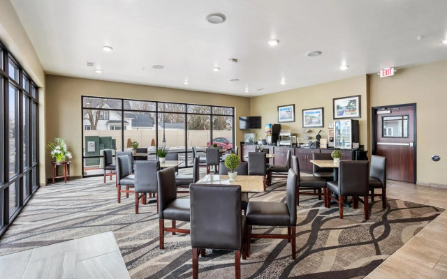 Cobblestone Hotel & Suites-Little Chute