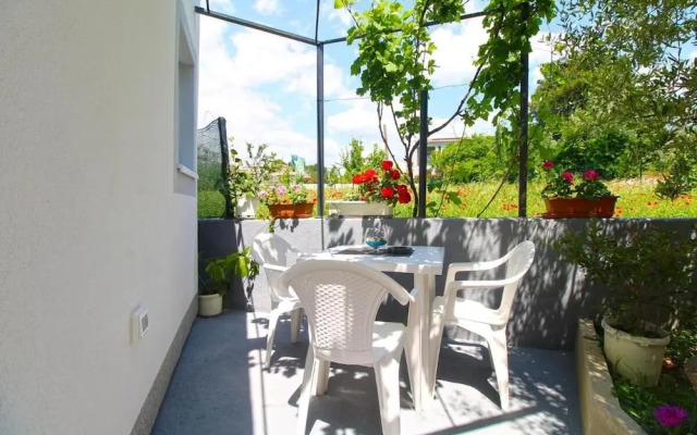 Cozy Apartment With Patio and Parking