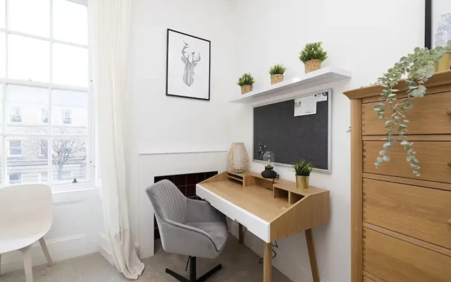 Bright and Modern Flat with desk