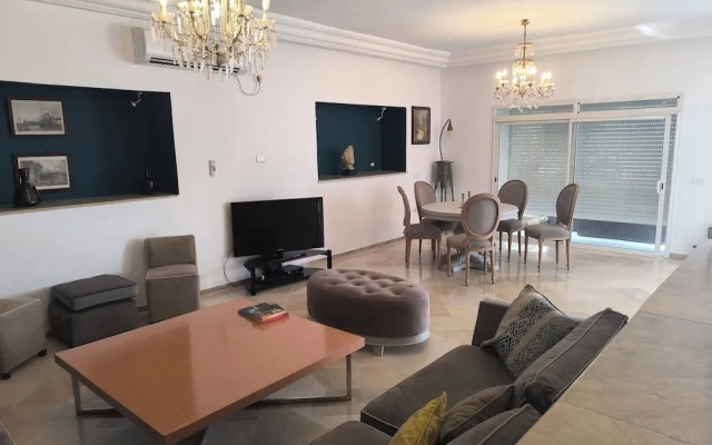 Stylish villa avec parking et piscine