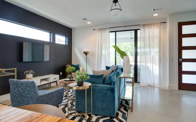 Divine 3br/2.5ba Downtown/east-side Home by Domio