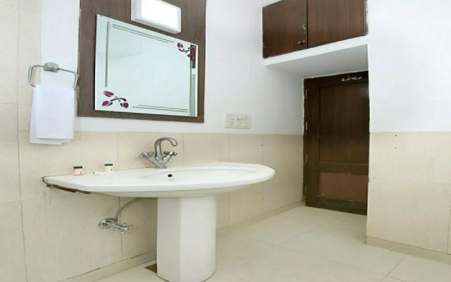 OYO 1496 Hotel Sky 5