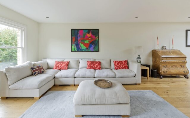 Spacious 3-bedroom Apartment in Earls Court