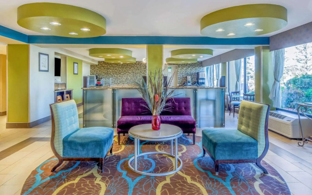 La Quinta Inn & Suites by Wyndham Oakland Airport Coliseum