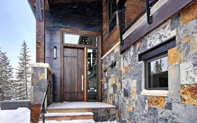 Spruce Ledge 4 Bedrooms 4.5 Bathrooms Townhouse