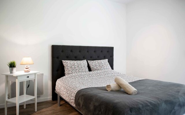 Chic Appartement avec Terrasse, Parking Privatif